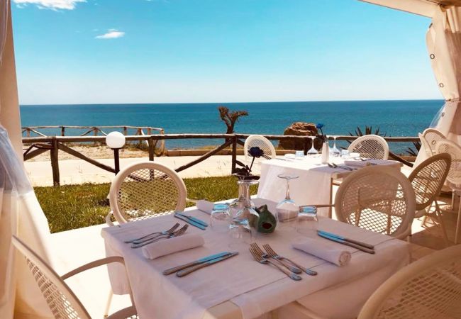 Vista del ristorante sul mare a Le Castella, Calabria
