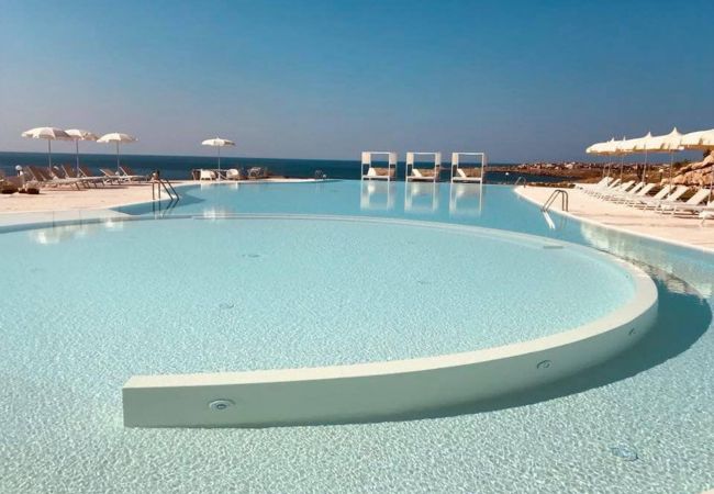 Rilassati nella piscina con vista panoramica sul mare della Calabria