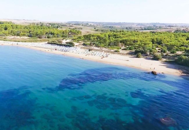 Affitto per camere a Capopiccolo - BAIA DEI GIGLI CAMERA QUQDRUPLA LETTI SINGOLI