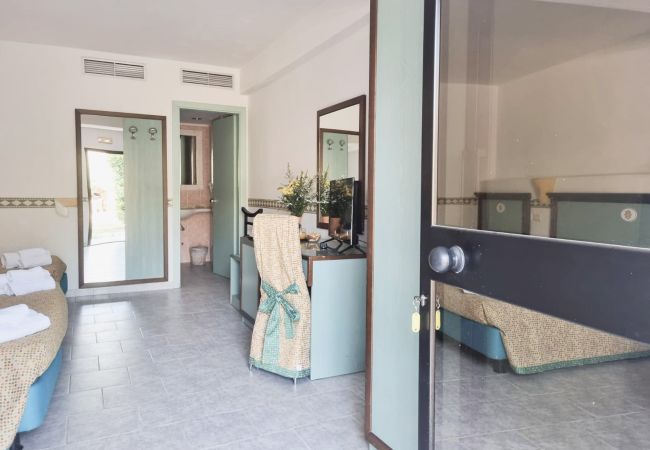 Rent by room in Capopiccolo - BAIA DEI GIGLI 3 PAX