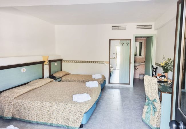 Rent by room in Capopiccolo - BAIA DEI GIGLI 4 PAX SINGLE BED