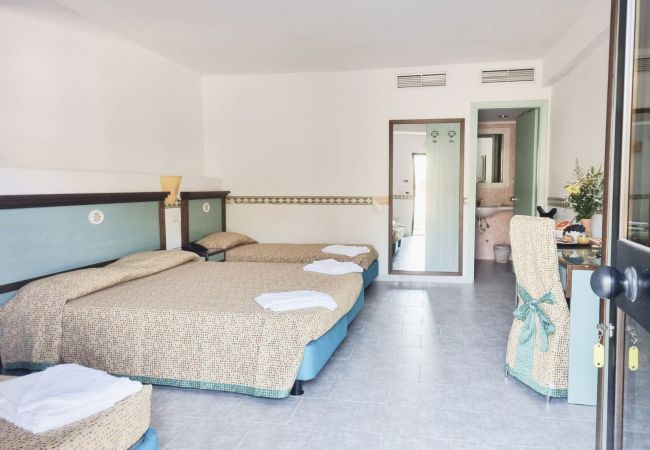 Rent by room in Capopiccolo - BAIA DEI GIGLI 4 PAX SINGLE BED